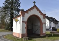 1. Wendelinuskapelle (Ecke Bahnhofstraße – Weinstraße)